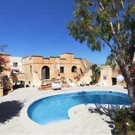 Villa Aya - 2 Bedroom with Shared Pool, Hotel in Il-Pergla