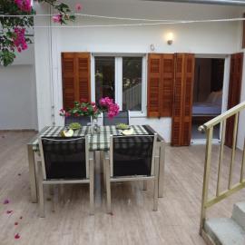 Cozy Citrus Garden House by the Seaside., hotelli kohteessa Khónai
