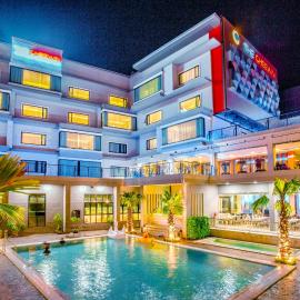 The Cheewin Hotel And Convention, hotelli kohteessa Chum Phae