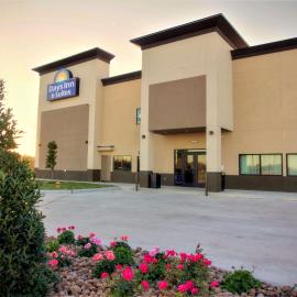 Days Inn & Suites by Wyndham Port Arthur，阿瑟港的飯店