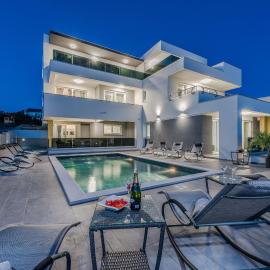 Villa Magnifica apartments with pool
