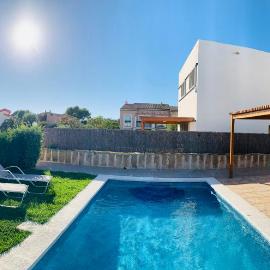 Villa Lauvic, hotel in Cala en Bosc