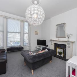 Spacious one bedroom apartment with a sofa bed offering a sea view sleeps four, hotell sihtkohas Broadstairs