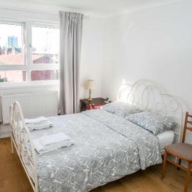 Double bedroom in ashared flat, hotel in Sutton