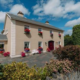 Clareville House B&B، فندق في Scarriff
