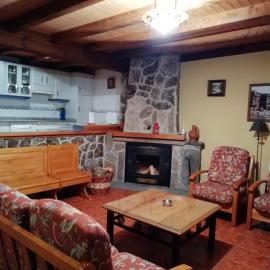 La Puente 10 de Gredos, hotel in Hoyos del Espino