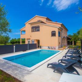 Three-Bedroom Apartment Mir with Private Infinity Pool, hotel di Vošteni