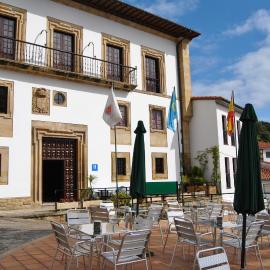 Hotel Palacio de los Vallados, hotel Lastresben