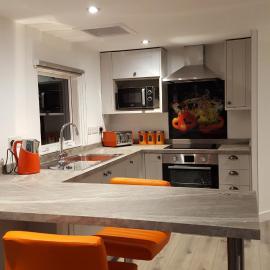 Ruth's Refresh Shropshire Country Retreat with Private Hot Tub & Stunning Views, hotel in Shrewsbury