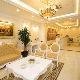 Hùng Mạnh Plaza Hotel، فندق في Hương Tân Lạc