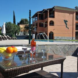 Ziogas Luxury Apartments, hotel a Dassia