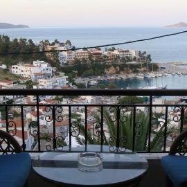 Captain George's Apartments, hotel din Patitiri