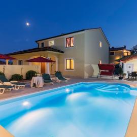 Villa Monique Istria - Private Pool for 8 Guests, hotelli kohteessa Vodnjan