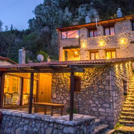 Stone house on the rock, hotell i Lílaia