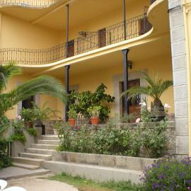 Hostal La Colonial, hotel u gradu 'Madrigal de la Vera'