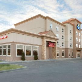 Days Inn & Suites by Wyndham Edmonton Airport, viešbutis mieste Ledukas