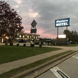 WESTERN MOTEL، فندق في Brinson Crossing
