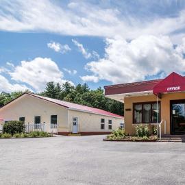 Econo Lodge Brattleboro South، فندق في براتلبورو