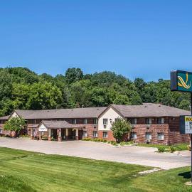 Quality Inn & Suites Decorah, hótel í Decorah