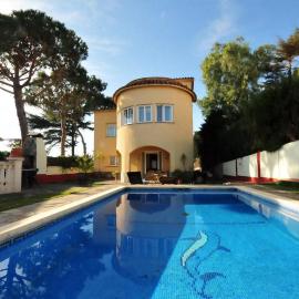 House with Pool and Sea Views