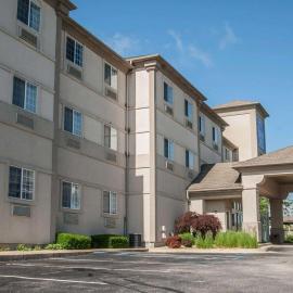 Sleep Inn & Suites Lake of the Ozarks, hotel v mestu Camdenton