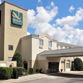 Quality Inn & Suites Raleigh North, hotel em Raleigh