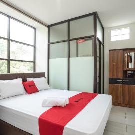 RedDoorz near Eka Hospital BSD City, hotel in Tangerang