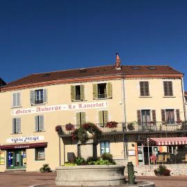 Gites Le Lancelot, hotel i Ambierle