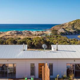 Middle River Beach House - East & West House: Stokes Bay şehrinde bir otel