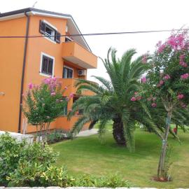 Anita's Terrace Apartment, hotel in Zambratija