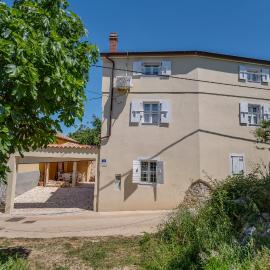 Mediterranes Ferienhaus m. Terrasse, hotel in Veli Lošinj