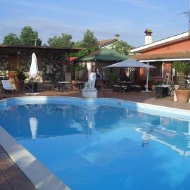 chalet l oasi di Ambra 8 posti letto con uso piscina, hotel em Ardea