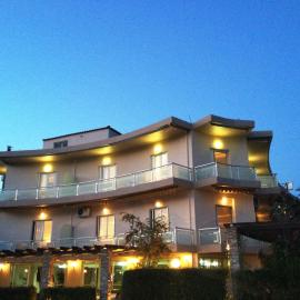 Souris Hotel, hotel Roviészben