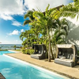 Beachfront & Pool serviced apartment with stunning view - closest to the beach than most hotel, hotel in Triolet