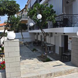 Vicky Studios, hotel u Mirini