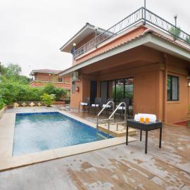 SaffronStays Dhyana - 3BR pet-friendly pool villa with Wi-Fi, indoor games and riverside trails in Wadas gated estate, hotel Pālghar városában