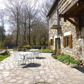 Logis Hôtel Auberge de la Hulotte、Saint-Jacques-dʼAmburのホテル