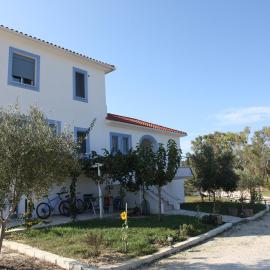 Romanos Xi, hotel em Xi