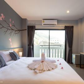 iNest Poshtel, hotel di Pantai Kata