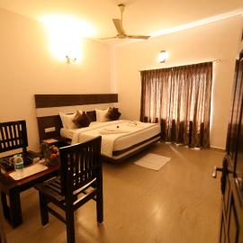Sri Gnana Vedha Beach Residency, hotel u gradu Velangani