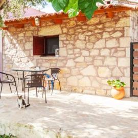 Olive Tree Farm 200m from the beach, hotelli kohteessa Episkopí – Réthymno
