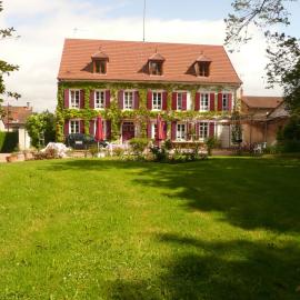 Le Breuil में, होटल Chambres d'hôtes et Roulotte Au Bonheur Du Parc