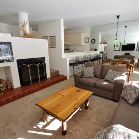 Cozy 1 Bedroom East Vail Condo #2C. Shuttle, Hot Tub, and Market on Site., Hotel in Vail