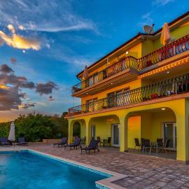 Luxury apartments Kostrena with pool 2 – hotel w mieście Kostrena