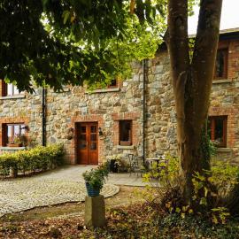 Croneybyrne Courtyard, hotel i Clara