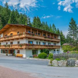 Pension Pichler, hotel in Leutasch
