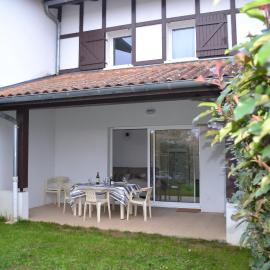 Maison Lore Mendi Amotz, hotel in Saint-Pée-sur-Nivelle