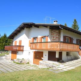 GRAZIOSA BIFAMILIARE AD ASIAGO con giardino privato, hotel ad Asiago