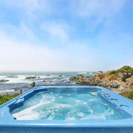 Relaxing Oceanfront Retreat with Hot Tub, hotel em Fort Bragg
