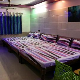 Sri Priya Lodge, hotel u gradu 'Dharmapuri'